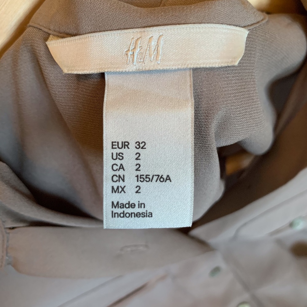 H&M button-up blouse - Picture 3 of 3